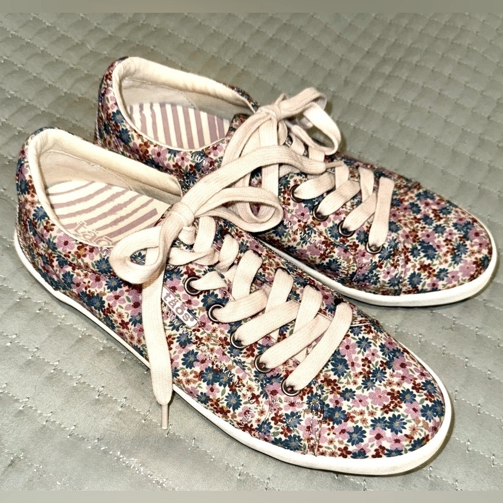 Taos Star Sneaker (Women) - Mauve Floral Multi. Size 7.  VGUC